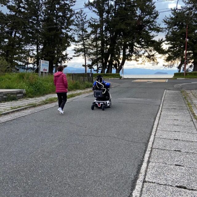 おうちに帰る前に少しお散歩🧑‍🦼竹生島からパワーもらってます!!日もずいぶん長くなりましたね～

#医療型特特定短期入所施設#たまのおうち
#医療法人景湖#ピュアクリニック
#パワースポット#竹生島の見えるところ
#琵琶湖のほとり